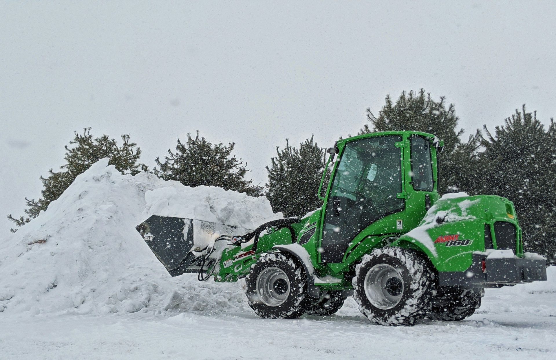grünes und schwarzes ATV auf schneebedecktem Boden